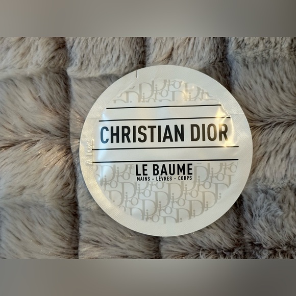 Dior Bundle (cream pouch, travel size volume mascara, sample perfume and balm) - Picture 3 of 6